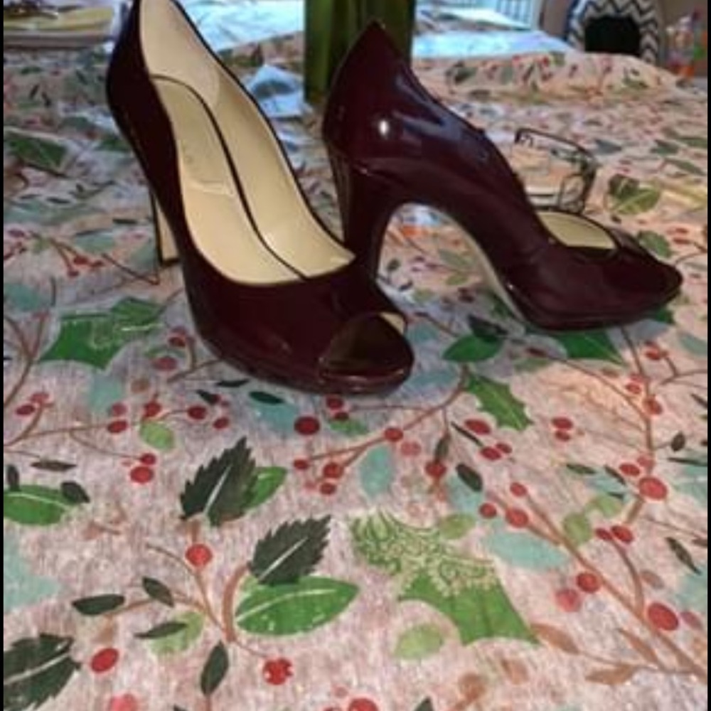 TAHARI HEELS  8 1/2